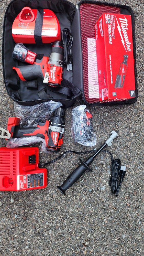 Milwaukee drills with battery package and bags and charger
Hammer drill m18 w/ 4ah battery w/ charger 150$
Hammer drill m12 w/battery w/bag with charg