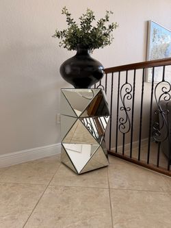 Agnelli Medium Pedestal
