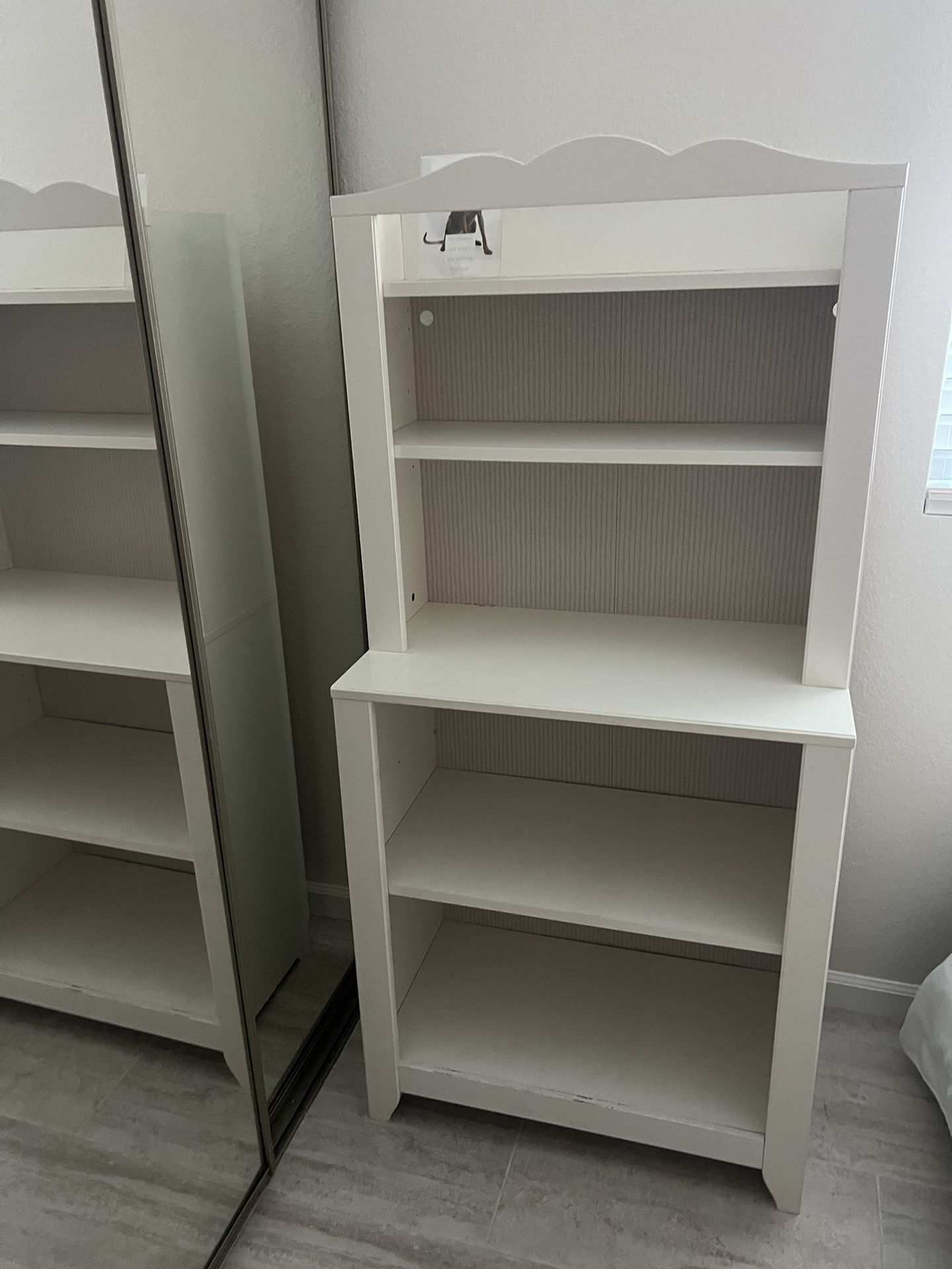 Bookshelf / Shelf 