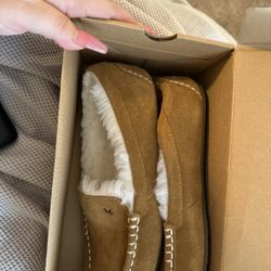 Size At Uhh Slippers