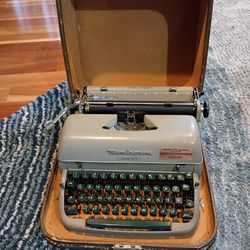 Remington Quiet-riter Portable Typewriter 1950s W Case 