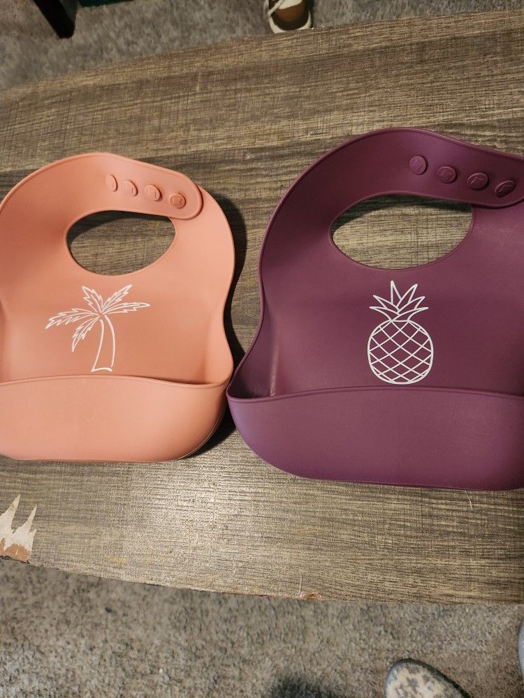 Ava & Oliver Silicone Bibs (2)