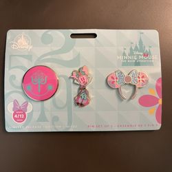 Disney Minnie Mouse: The Main Attraction It's a Small World Pin Set 