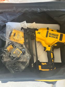 20V MAX XR 16-Gauge Electric Cordless Angled Finishing Nailer Kit