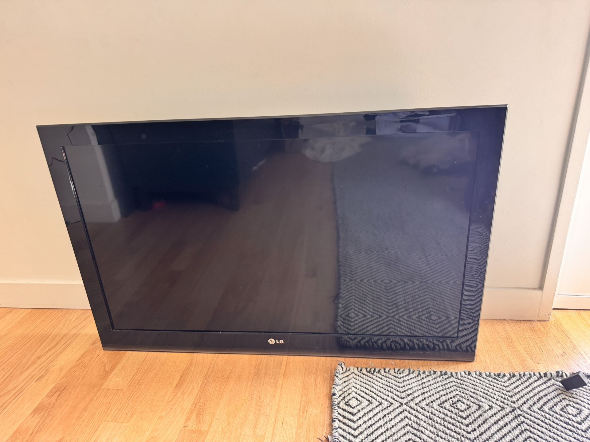 37” LG Flatscreen TV + Wall Mount