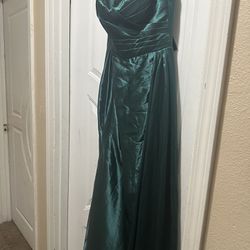 Vestido Verde Esmeralda Satin drapeado con abertura en pierna torso corset