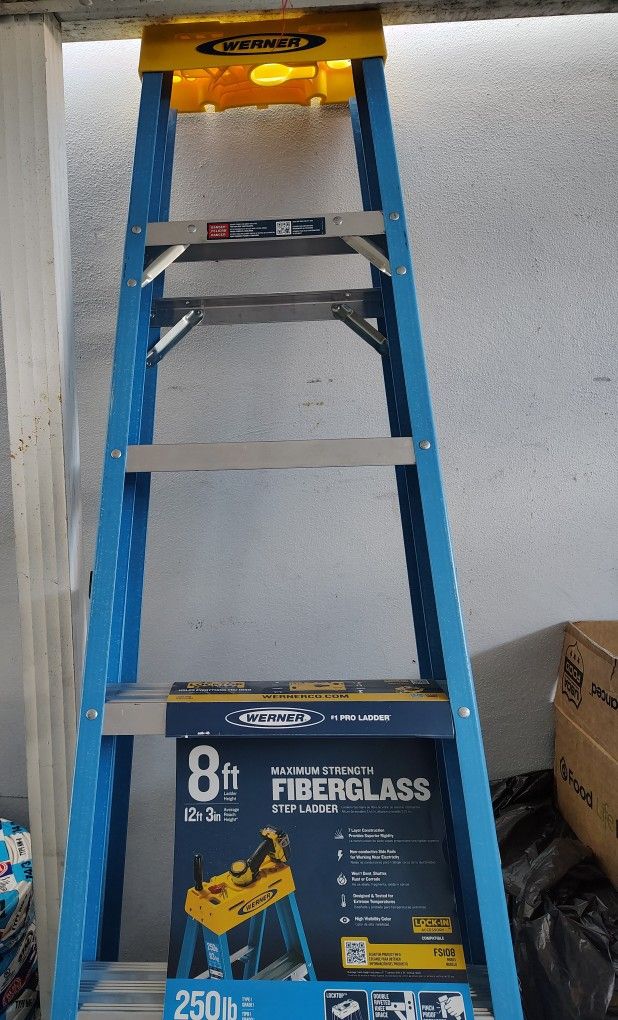 Werner 8 FT Fiberglass Step Ladder 250 LB Capacity 12 FT Reach