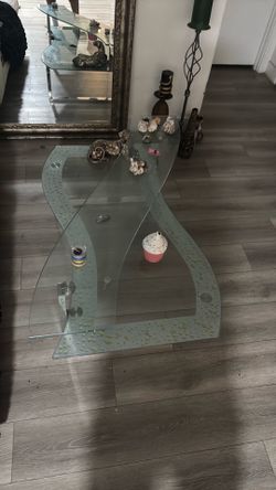 Glass coffee table (cool)