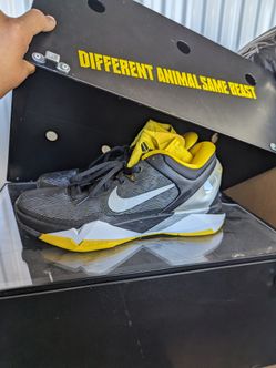 Kobe animal instinct shoe brand sz 9.5 ds