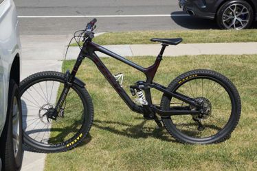 2022 TREK SLASH 9.8 XT.