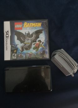 Nintendo 3ds con cargador y un juego