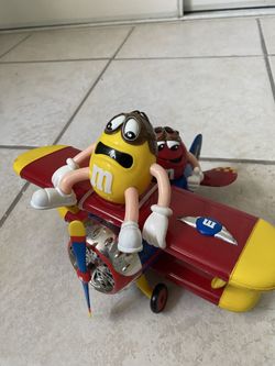 MARS M&M COLLECTORS EDITION BARNSTORMING RIDES AIRPLANE CANDY DISPENSER WITH YELLOW AND RED M&M CHARACTERS. M&M AIRPLANE CANDY DISPENSER TOY. Very vin