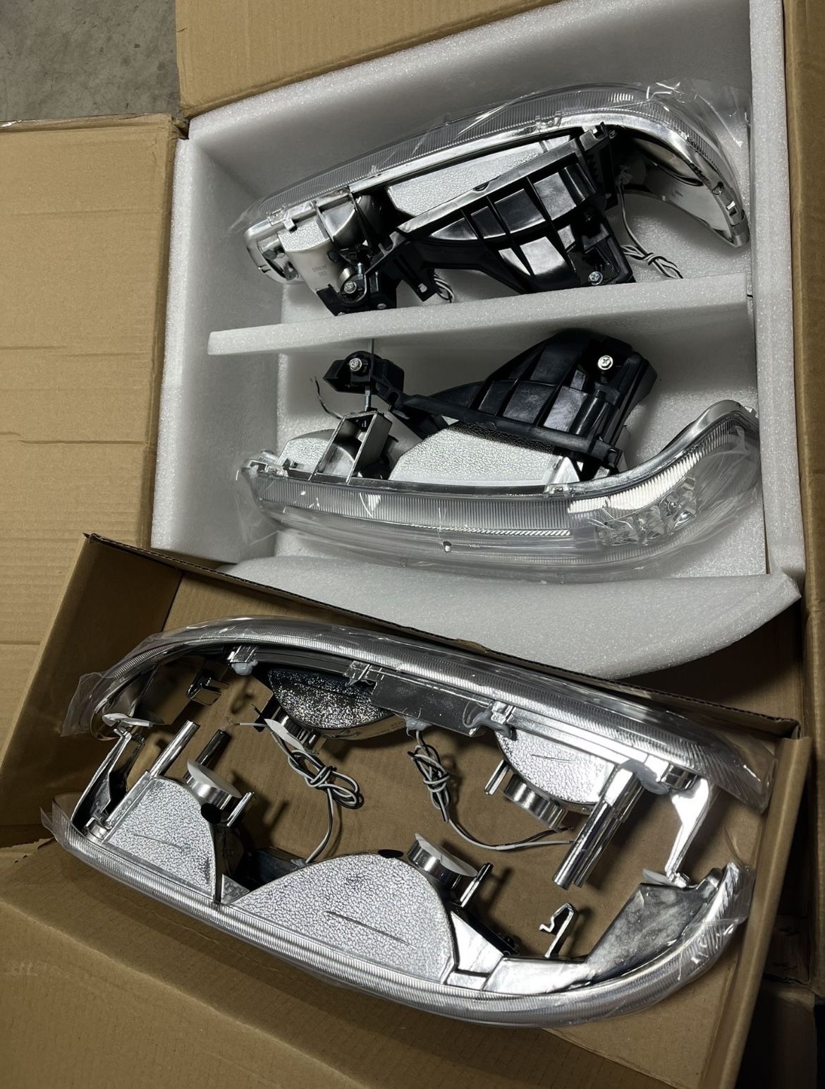 NEW IN BOX - DNA MOTORING HL-OH-SIE994P-CH-CL1 Chrome Housing Clear Corner Headlights Compatible with 99-07 Sierra / 00-06 Yukon XL 1
