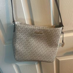 Michael Kors Signature Jet Set Travel Large Vanilla Messenger Crossbody Bag