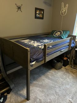 Twin Bed With Ladder And Book Shelf