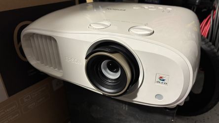 Epson Home Cinema 3800 Almost New 
