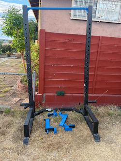 Squat rack with j hooks safety arms