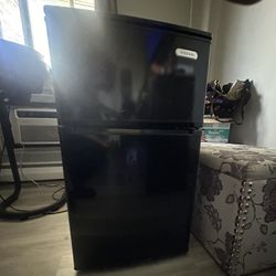 Mini Vissani Refrigerator Never Used !