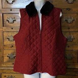 Woman’s Quilted Zip Close Vest Removeable Faux Fur Collar Size XL NWTS