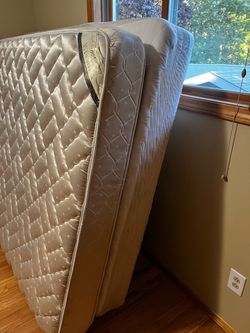 Like new queen  mattress/box spring