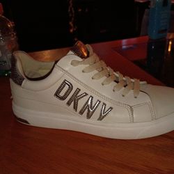 DKNY SIZE 7.5