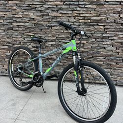 Giant “ Revel 2 Allux “ 21 Speed Aluminum Frame Mountain Bike