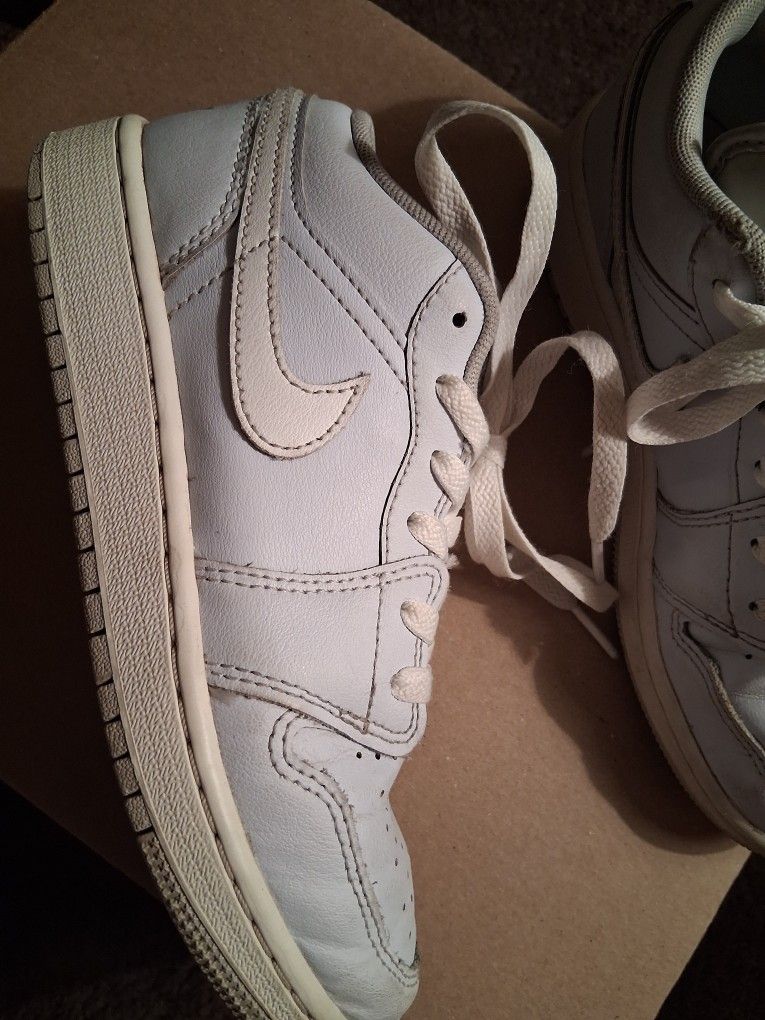 $16.! NIKE JORDAN-Light Purple (Size 3.5Y).