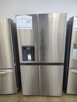 LG 27 cu. ft/ Side by side refrigerator with Craft Ice