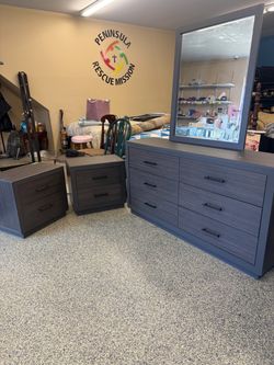 Dresser set