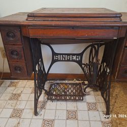 Singer Sewing Machine 