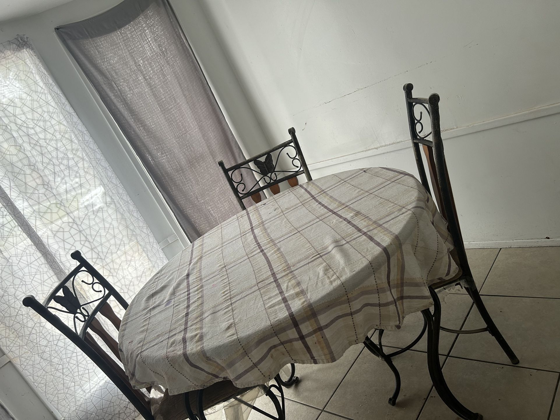 Kitchen Table 4 Chairs 