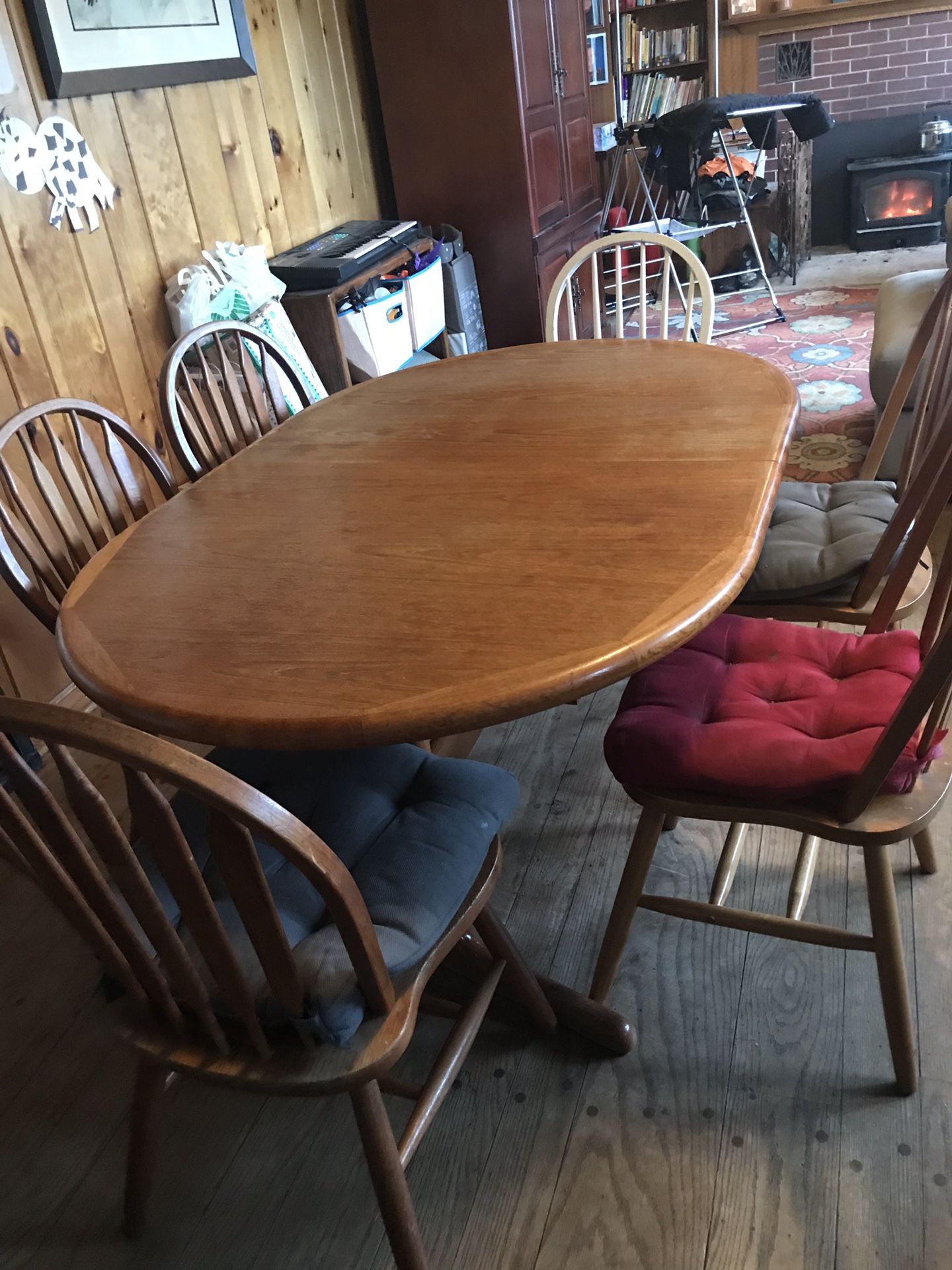 Kitchen table with 6 chairs (also has 2 leaf extensions)