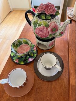Teapot and tea cups