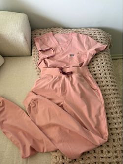 Women’s scrubs figs
