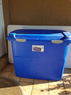 Sterilite 50 gallon storage bin with attached lid for Sale in Miami, FL