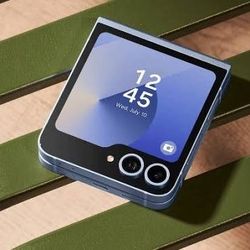 Unlocked due is fully paid off $1000!. Come with box. Cases. Charger. Brand new Conditions. 0 scratches. Always in case. $500! Or Trade iphone 17