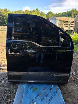 2015-2020 FORD F-150 
2017-2022 FORD F-250 F-350 
FRONT DOOR RH PASSENGER SIDE 
M24927