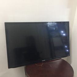 2 Samsung TVs for sale,used but in a good condition,both $400,32 inch and 40 inch