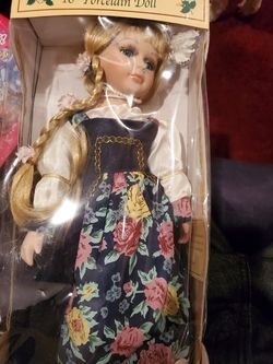 HEIRLOOM COLLECTION SWEDISH 16" HAND PAINTED PORCELAIN DOLL #476 .