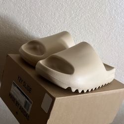 Yeezy Slides Size 8,5