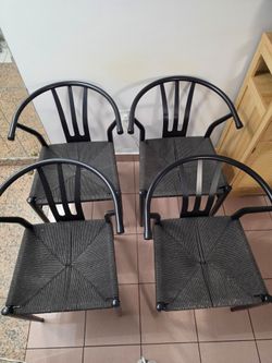 Modern Black Wishbone Style Dining Chairs – Set of 4
Sillas Modernas Negras Estilo Wishbone – Juego de 4