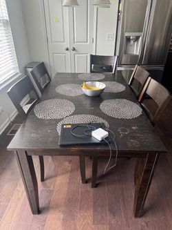 Extendable wood dining table w/ 6 chairs