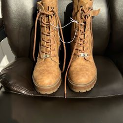 Woman’s Boots 71/2-8