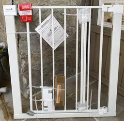 NEW Safety 1st Ready to Install Gate