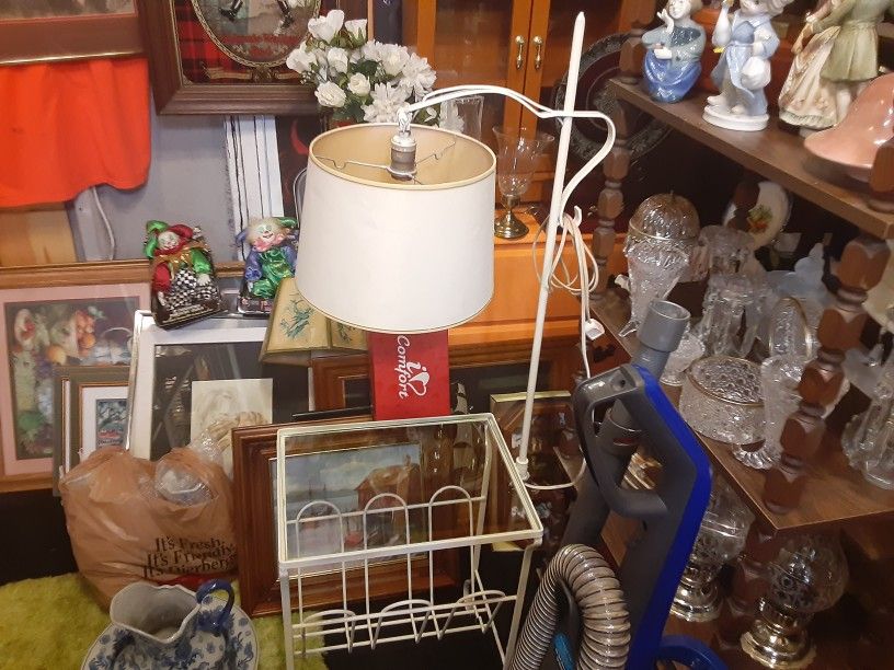 REALLY NEAT Looking VINTAGE TABLE LAMP WITH A GLASS TOP YOU CAN PUT BOOKS OR SHOES IN THE BOTTOM