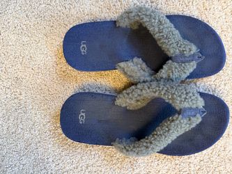 Girls Ugg flip flops size 4