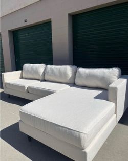 Living Spaces Sectional Couch 🛻Delivery Available🛻