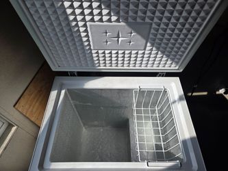 Chest deep freezer