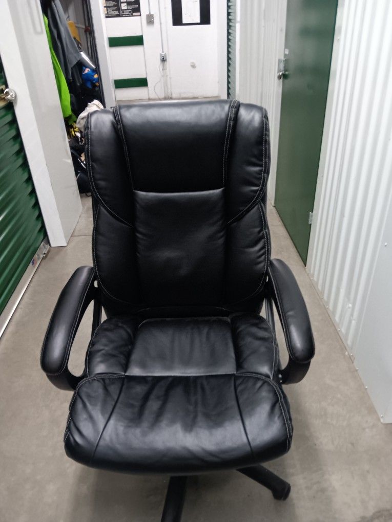 Managers Offuce Chair with lumbar support,  height adjust and rock n lock feature. (Leans back)