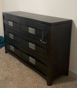 Modern Dark Brown 6-Drawer Dresser – Like New Condition